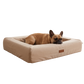 Hond rust met de kop op de ergonomische opstaande rand van de luxe Nola orthopedische hondenmand voor gewrichtsondersteuningv2