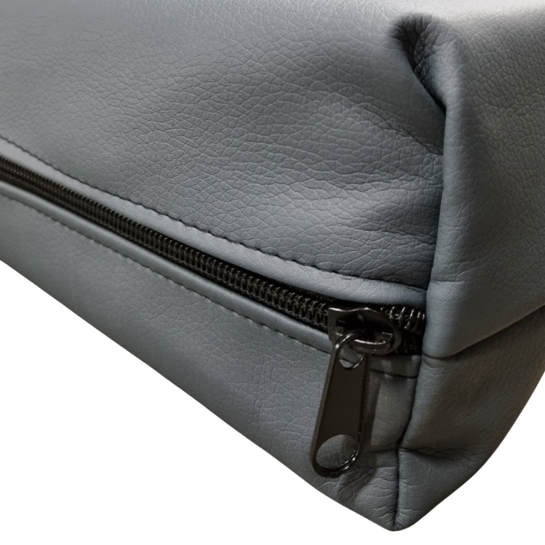 Stevige anti-slip onderzijde en kwalitatieve ritssluiting van de antraciet lederlook hondenmat